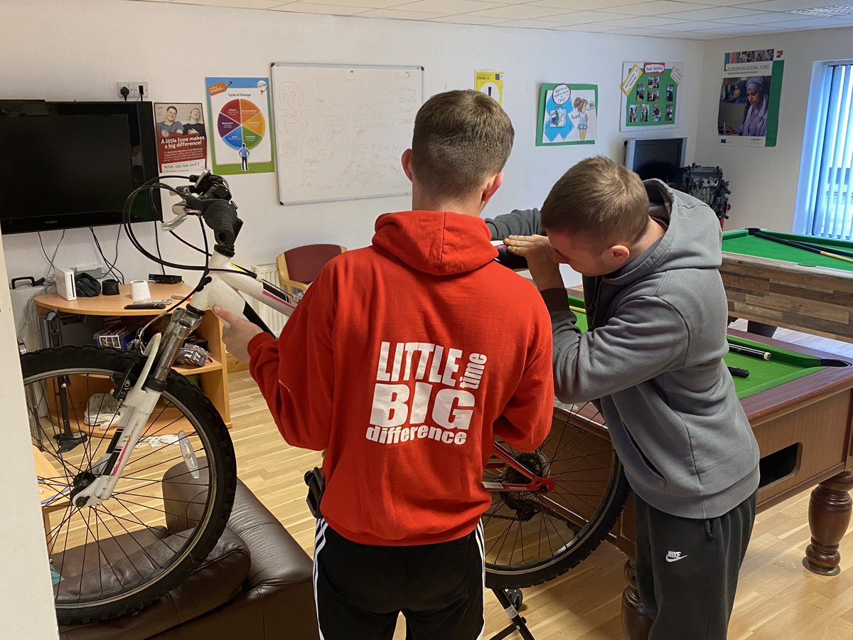 Donegal Community Garda Ted and John from the <a href="/The_BikeMobile/">The BikeMobile</a> helping Foróige young people refurbish bikes for families in need in Donegal. They have gained so much from this prosocial programme, building skills, positive relationships and community spirit👏🇮🇪🇪🇺 #EUinmyregion