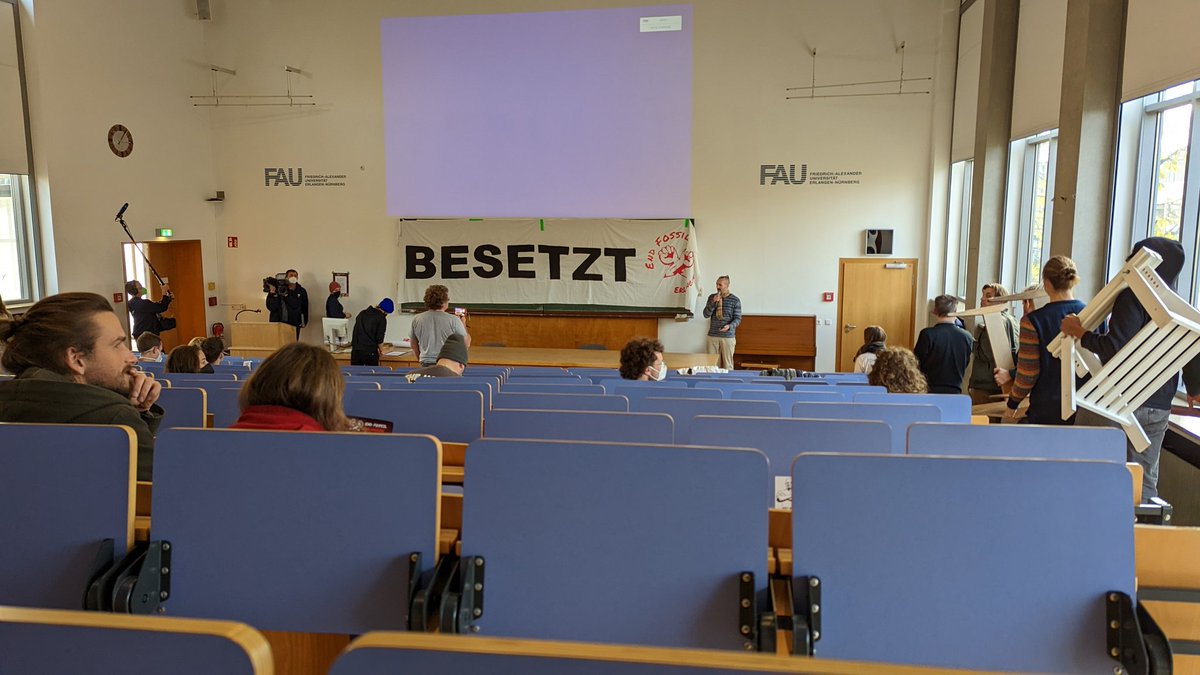 Aktivistinnen und Aktivisten der Gruppe #endfossil haben anlässlich des Weltklimagipfels #COP27 einen Hörsaal der Uni #Erlangen besetzt. Sie planen bis Freitagabend den Saal besetzt zu halten. <a href="/BR24/">BR24</a> <a href="/BR_Franken/">BR Franken</a>