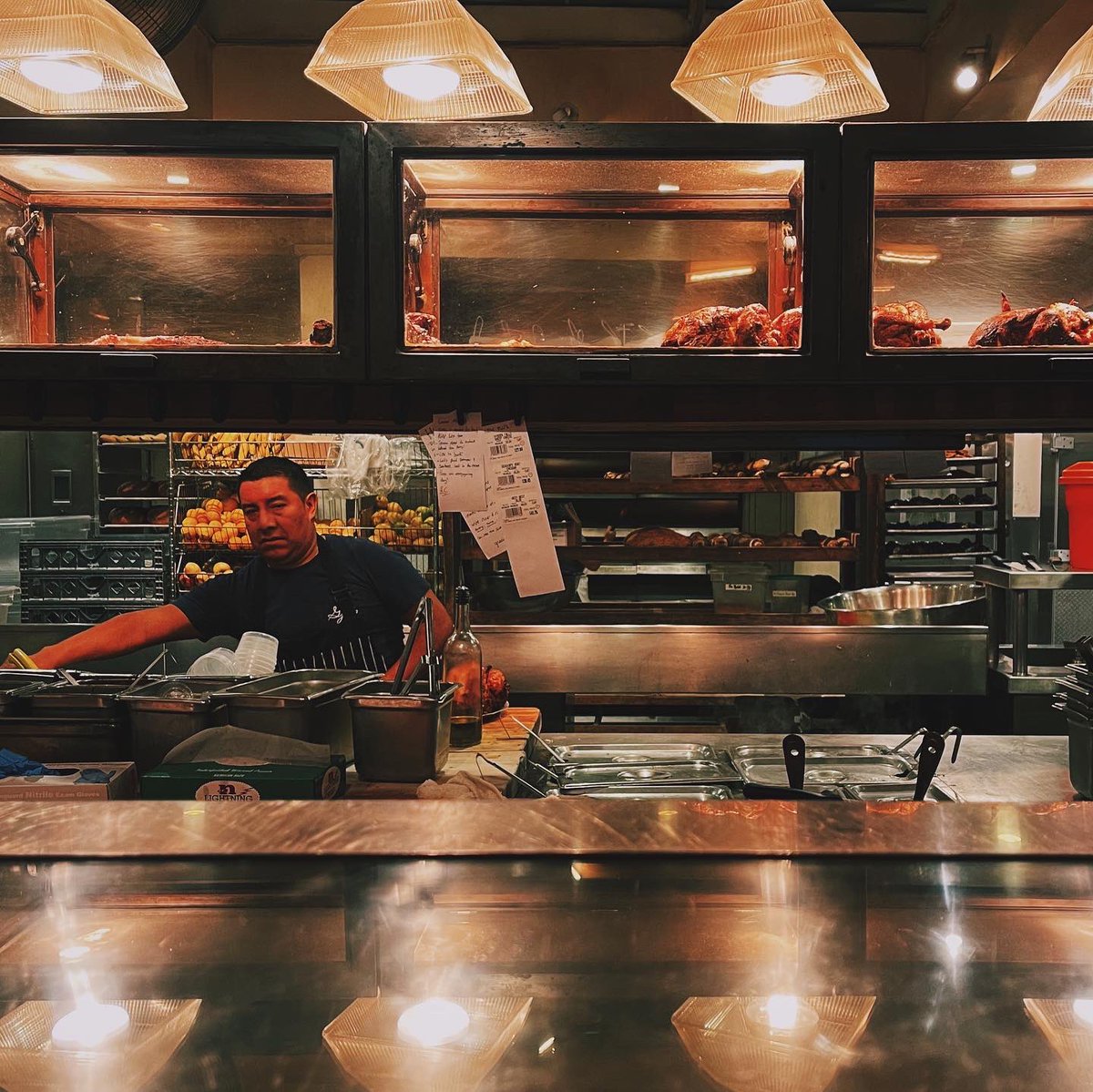 anthonyvaladez's tweet photo. Dinner at #Gjusta in Venice on a Monday night is my fave. Locals only vibe, maybe 6 or 7 people reading books, music on point and a perf setting to grab a bite and people watch..
Recommendations:
The Italian! 🥪
Green juice 🧃
Bagel 🥯 https://t.co/JwBs3bIZdA