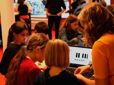 Why do you see what you see on TikTok? How do algorithms work? Kids ages 10-14 are invited to attend a FREE #ArtificialIntelligence workshop on Wednesday, November 9th. 16:00 - 17:15, Junior Lab,  
<a href="/OBAmsterdam/">OBA</a> near Centraal Station. Taught in Dutch. bit.ly/3hsXX9j