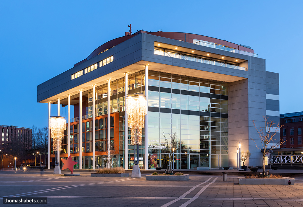 THPMHabets's tweet photo. Het imposante Centre Céramique gebouw aan Plein 1992 in #Maastricht, #Nederland. Geïnteresseerd in meer foto's, bezoek https://t.co/IK9spptAHv. #travel #limburg #bluehour #canon #europe #netherlands #wanderlust #travelblogger #architecture #dutch @MagnifiekZL https://t.co/Q1ItdQfVVo