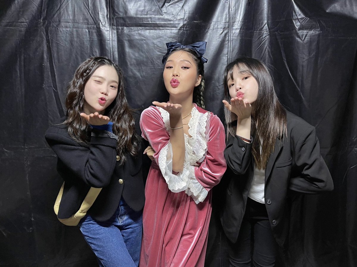 OHMYGIRL_official tweet media