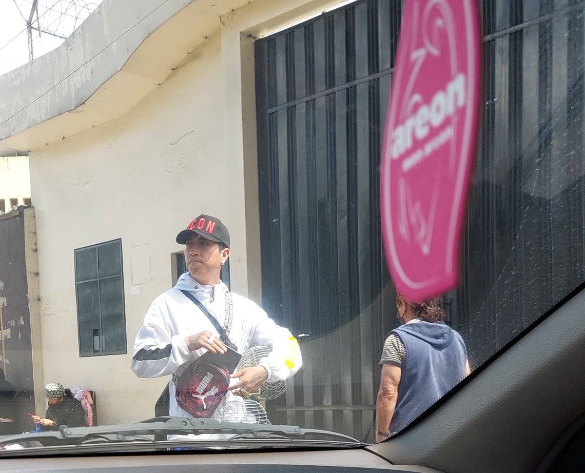 Buenos días @UBA_Quito quiero hacer una denuncia pública!
Este señor en el sector de FUNdeporte en Chillogallo se encuentra vendiendo canarios enjaulados. No sé si pueden acercarse a la zona y actuar encontra de este señor, al momento tenía 3 en la mano! Imaginamos que tiene más!