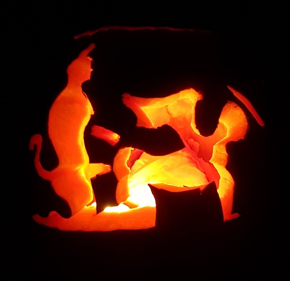 bbts35744517's tweet photo. viimeinen taideteokseni tänä vuonna
😇😈🎃
#Halloween #halloween2022
#pumpkincarving #pumpkins #gay #angel #devil https://t.co/N8HZjXGE2K