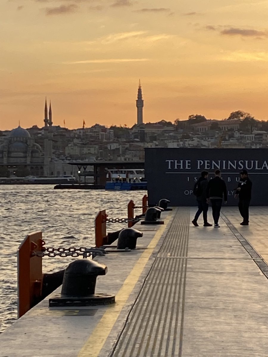 CirkinIstanbul's tweet photo. Galataport otelinin müşterilerine denize sıfır havuz yapmak için Tophane-Karaköy İskelesi arasındaki kıyı şeridi İstanbulluların elinden alındı.

(3. görseli bu sabah @oyilmaz paylaştı) https://t.co/UWjbcP1uxI