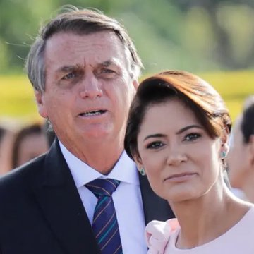 choqueii_'s tweet photo. 🚨AGORA: Julian Lemos, ex-aliado de Bolsonaro, diz que o presidente bate em Michelle Bolsonaro.

“A relação é de fachada. Ela não quer nem ver ele. Nas primeiras férias dele, que ele foi pra uma ilha, ela foi colocar um silicone e ele deu uns tapas nela!”.
JAIR BATE EM MULHER https://t.co/GvJcmVbf5q