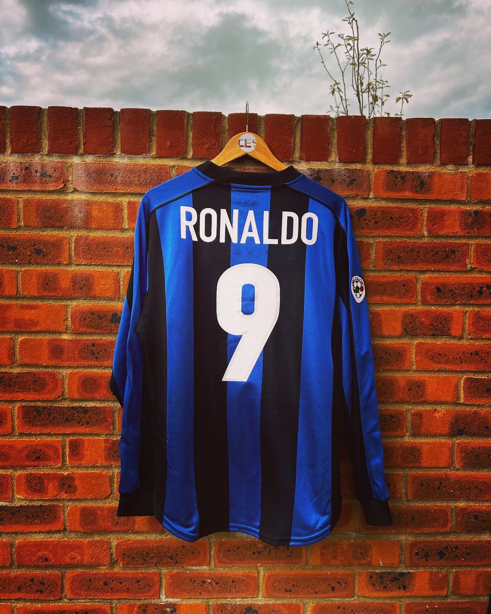 CES_shirts's tweet photo. 🚨NEW PRINT CLAXON🚨
⚽️ 9 RONALDO 🇧🇷
📆 Inter Milan - Home - 1999/2000 📸
El Fenomeno x Inter.
That’s the post.
🔥🔥🔥
🔵
⚫️
📧enquiries@cesshirts.com
📲Drop a DM here @ CES HQ to discuss all things printing.
➖
#inter #seriea #calcio #shirtprinting #namesets #intermilan https://t.co/VUxC8Ryn9W