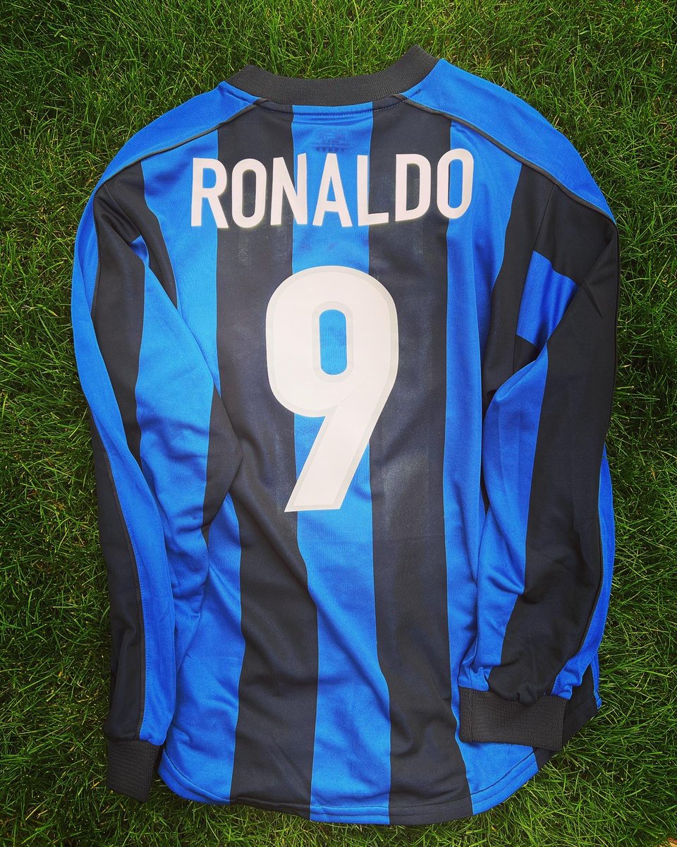 CES_shirts's tweet photo. 🚨NEW PRINT CLAXON🚨
⚽️ 9 RONALDO 🇧🇷
📆 Inter Milan - Home - 1999/2000 📸
El Fenomeno x Inter.
That’s the post.
🔥🔥🔥
🔵
⚫️
📧enquiries@cesshirts.com
📲Drop a DM here @ CES HQ to discuss all things printing.
➖
#inter #seriea #calcio #shirtprinting #namesets #intermilan https://t.co/VUxC8Ryn9W