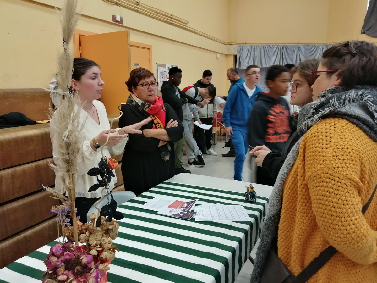 Les élèves de la 3e EGPA ont organisé avec l'aide du CSC de Ste Pezenne et de leurs professeurs d'atelier, un forum des métiers. Pour cette occasion, les élèves de la 3e EGPA du collège PM CURIE ont été invités. Un moment à la fois convivial et instructif !