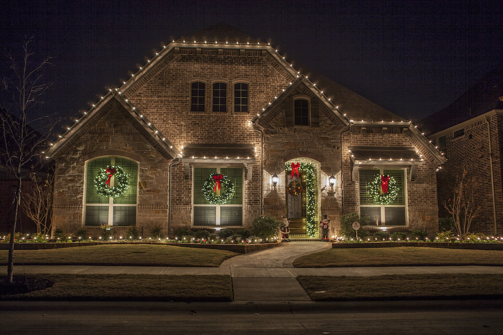 PerfectLightUSA's tweet image. Did you know? Every year Americans spend over $1,000 on Christmas decorations. And despite the price tag, that number doesn't account for the labor, stress, and risk of hanging lights. We're here to help! 

Learn more: zcu.io/He71  

#ThePerfectLight
