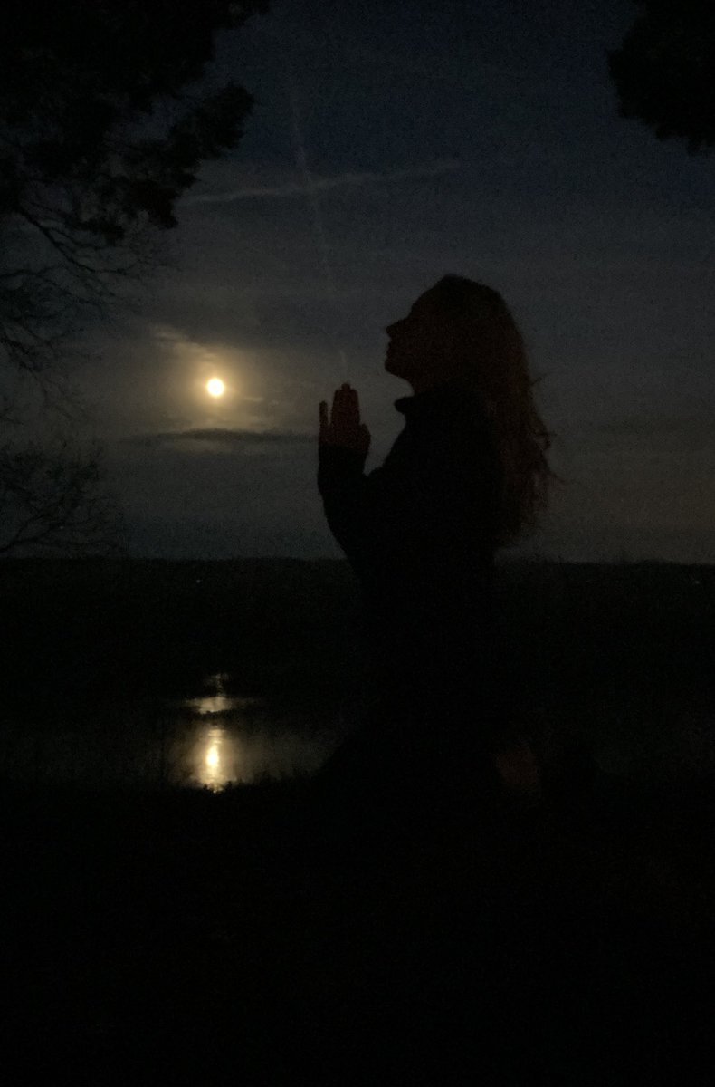 I am so grateful I live in a world where I get to love the Moon.  The moon is faithful to its nature and offers light even in the darkest hour.  💛