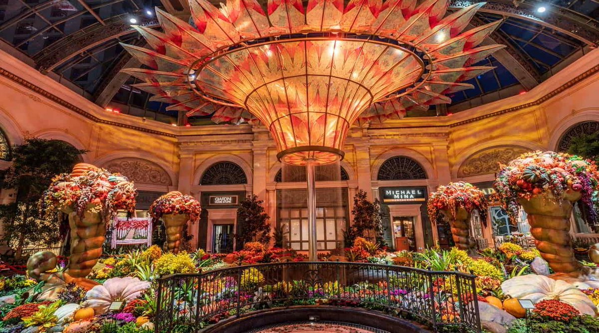 MetroAirways's tweet photo. Located inside the Bellagio Conservatory Garden in Las Vegas, NV. The Artfully Autumn display will allow visitors to delight in the botanical artworks tucked away in a palette of deep golden tones and bright oranges and reds. #FlyMetroAir #LasVegas #Fallidays https://t.co/zY1tj2iOeL