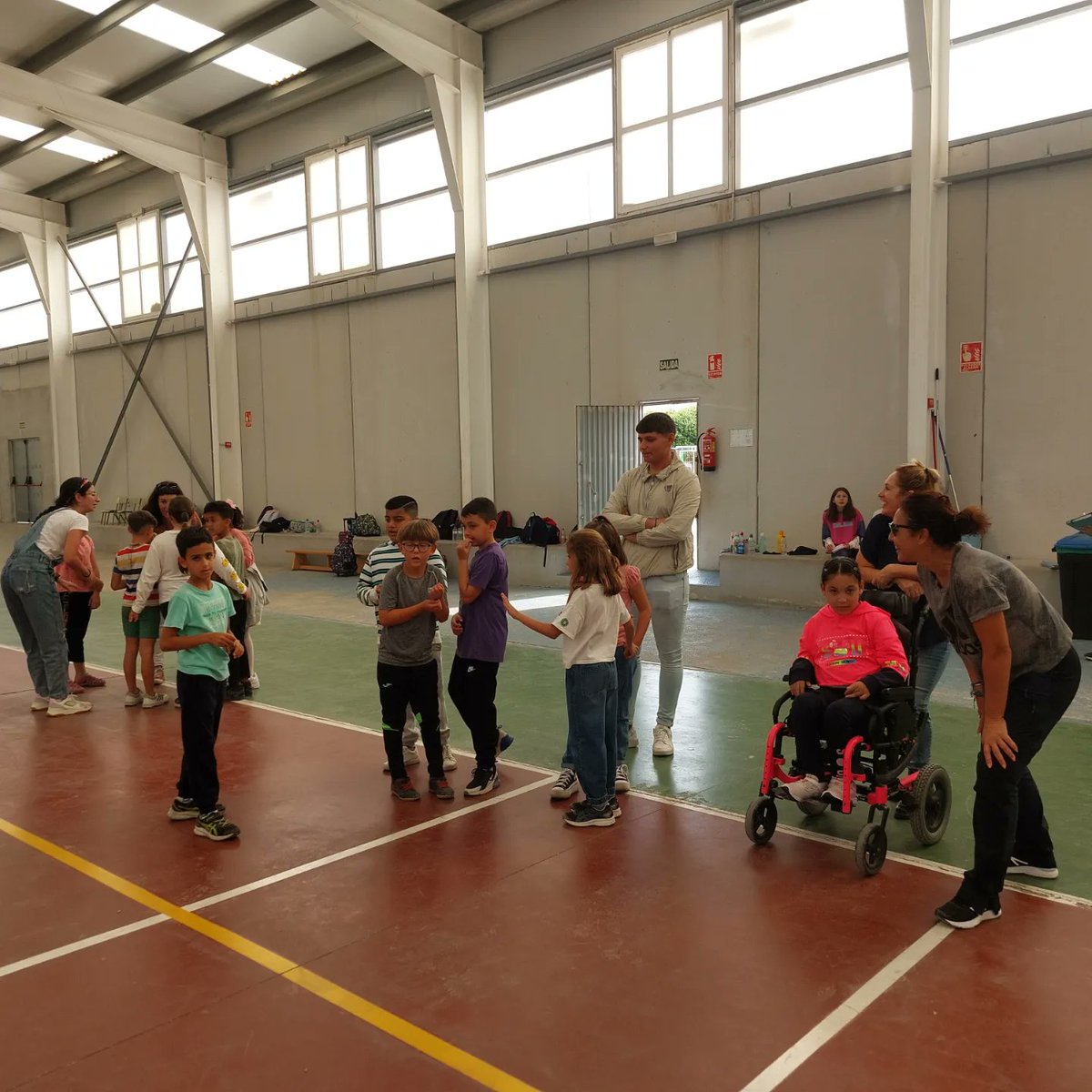 AFIM21_alm's tweet photo. Nos despedimos del #ProgramaPROA+Transformate @educaciongob @EducaAnd en el @CEIP_Concordia con juegos gigantes en el patio. Hemos disfrutado mucho con vosotros/as, ¡os echaremos de menos! #conectarjugando https://t.co/eOYUmEbKx1