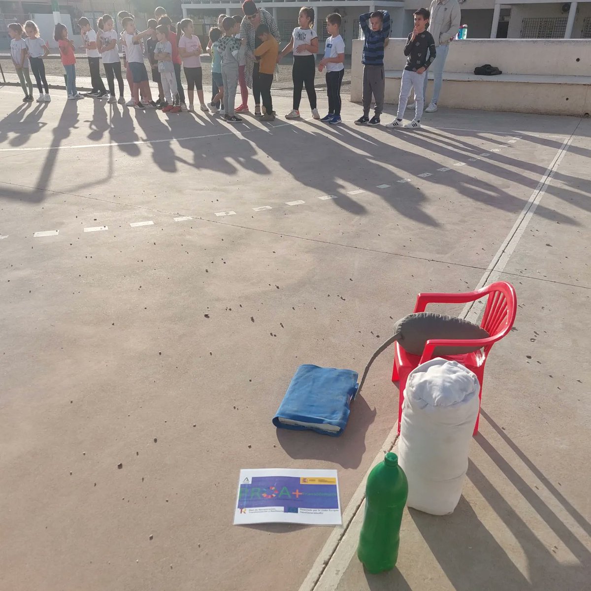 AFIM21_alm's tweet photo. Nos despedimos del #ProgramaPROA+Transformate @educaciongob @EducaAnd en el @CEIP_Concordia con juegos gigantes en el patio. Hemos disfrutado mucho con vosotros/as, ¡os echaremos de menos! #conectarjugando https://t.co/eOYUmEbKx1