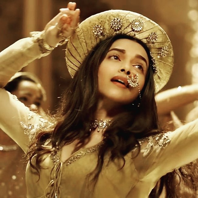 QueenOnlyfordp's tweet photo. SLB, shreya ghoshal and Deepika's Deewani mastani is biggest numero uno song this released in this century.

#15YearsOfDeepikaPadukone https://t.co/fh5adVUvGW