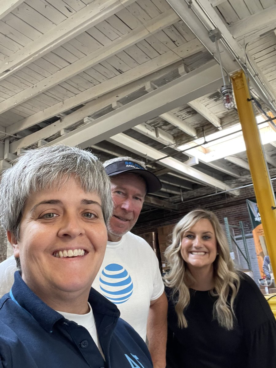 DanielRay3896's tweet photo. Love getting pictures like this. Shout out to @crad304 for volunteering her time to help out at @FacingHungerFB and showing what Goal Miners do! She was most certainly in good company with @delphina14 and THE Andy Feeny. @DaleB1 @SharonakaE #DawgPound #GoalMiners #HMall https://t.co/gb5zsiVVHm