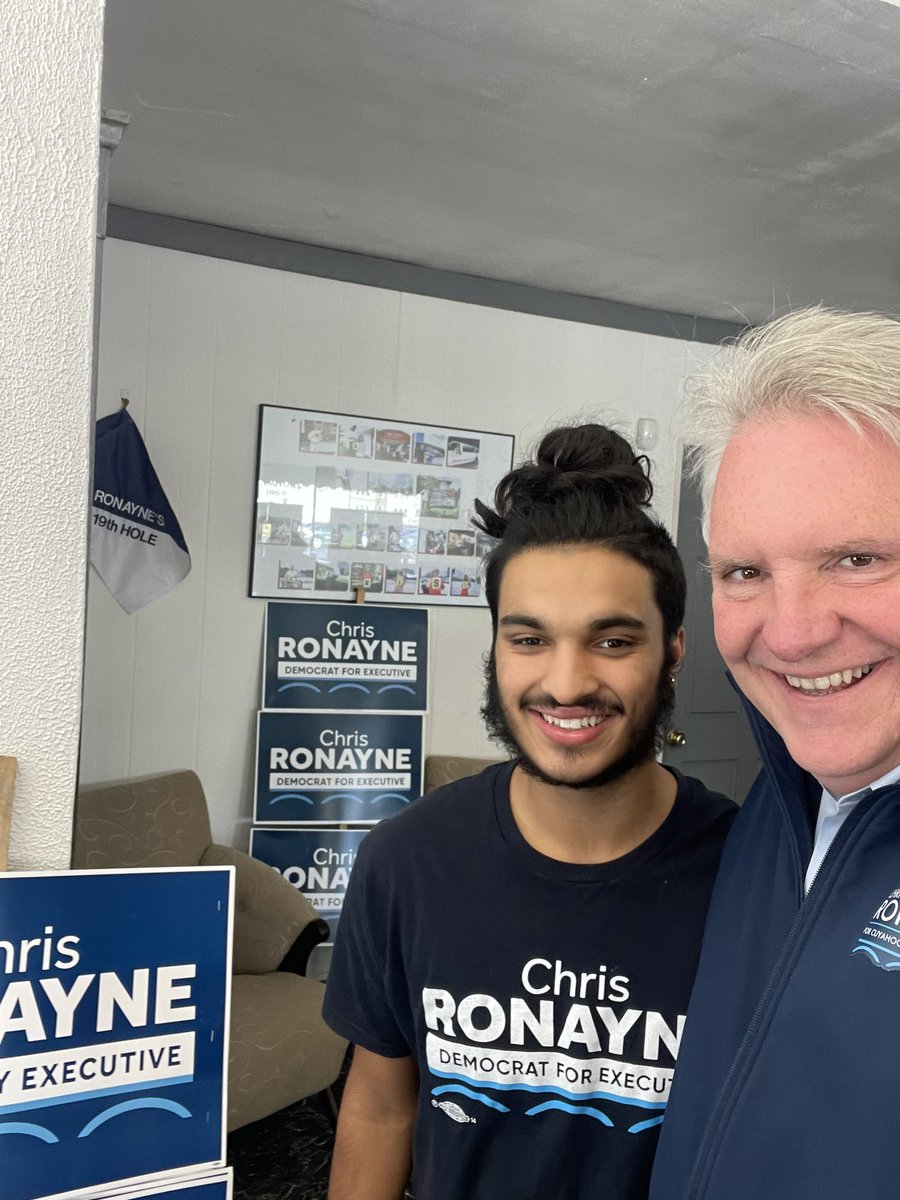 chrisronayne's tweet photo. Quick stop into #TeamRonayne HQ. Best team in the #LAND https://t.co/TGCNEnu6Qk