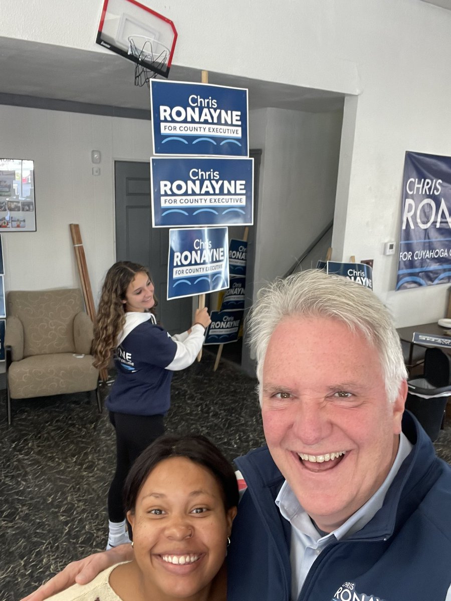 chrisronayne's tweet photo. Quick stop into #TeamRonayne HQ. Best team in the #LAND https://t.co/TGCNEnu6Qk