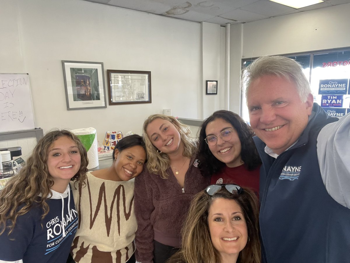 chrisronayne's tweet photo. Quick stop into #TeamRonayne HQ. Best team in the #LAND https://t.co/TGCNEnu6Qk