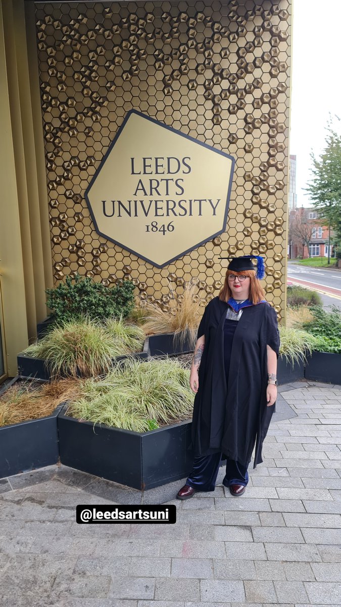 Reynoldspaintin's tweet photo. Woo hoo! 

MASTER OF FINE ARTS GRADUATE 🎓 ✨️ 

Thank you to my friends, family, fiancé and tutors ❤️ 

@leedsartsuni
#leedsartsuni
#MAfineart 
#ArtistOnTwitter https://t.co/n2GXCpuCGH