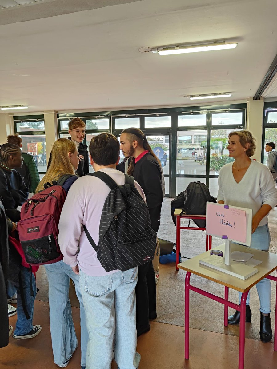 CGuerinPoitiers's tweet photo. Forum des clubs MDL ce matin au lycée @CGuerinPoitiers.
Moment convivial et de partage avec les responsables des clubs Eloquence, UNICEF, Jeux, Musique, Arts, Théâtre et Mangas.
Des clubs animés par les élèves, pour les élèves!
@acpoitiers @DSDEN86 @BndicteRobert https://t.co/YsSkg9NTfB