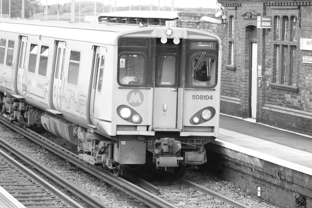 🄼🄴🅁🅂🄴🅈🅁🄰🄸🄻 class 508, 508104 at Hall Road Station, this is the 11:40 (2U25) service from Southport to Hunts Cross. #merseyrail #merseyrailelectrics #merseyrailtrain #class508 #electricmultipleunit #ukrailscene #ukrailwaypics #ukrailwayphotography #uktrainspotting