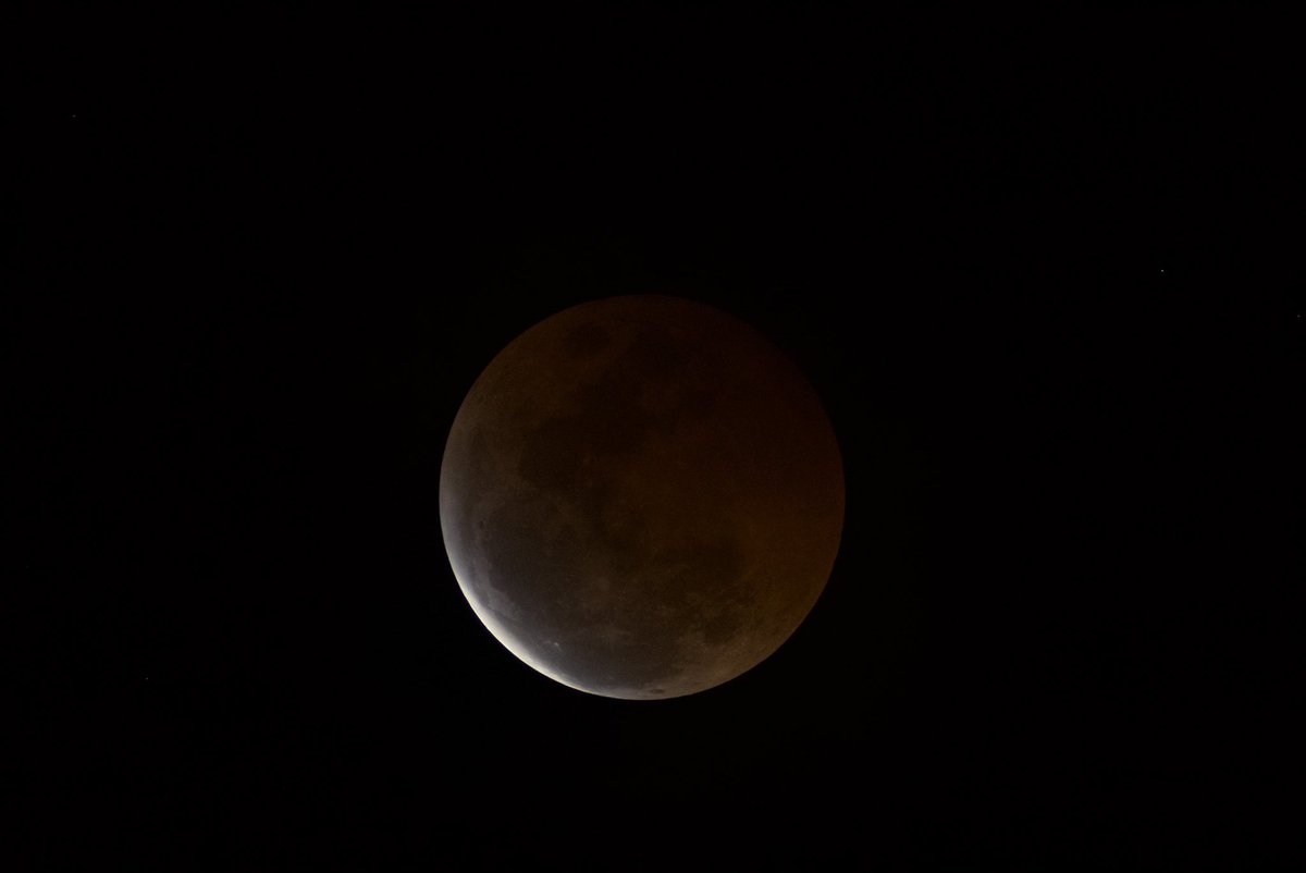 manusianlangit's tweet photo. Gerhana Bulan 2022. https://t.co/ToCgQjWDZg