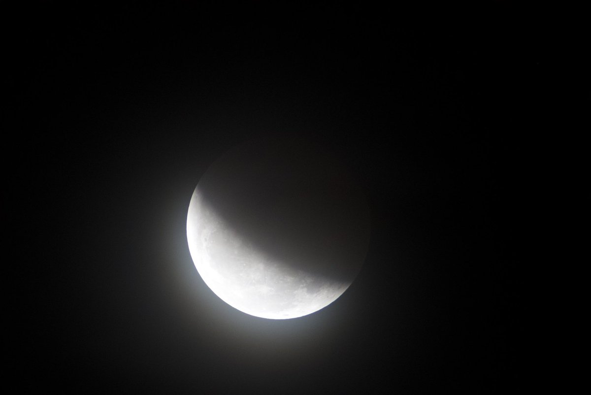 manusianlangit's tweet photo. Gerhana Bulan 2022. https://t.co/ToCgQjWDZg