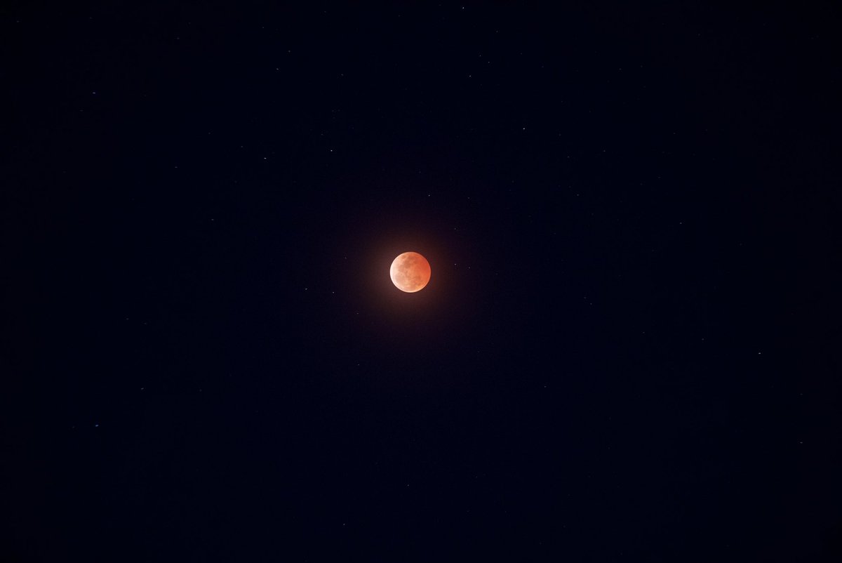 manusianlangit's tweet photo. Gerhana Bulan 2022. https://t.co/ToCgQjWDZg
