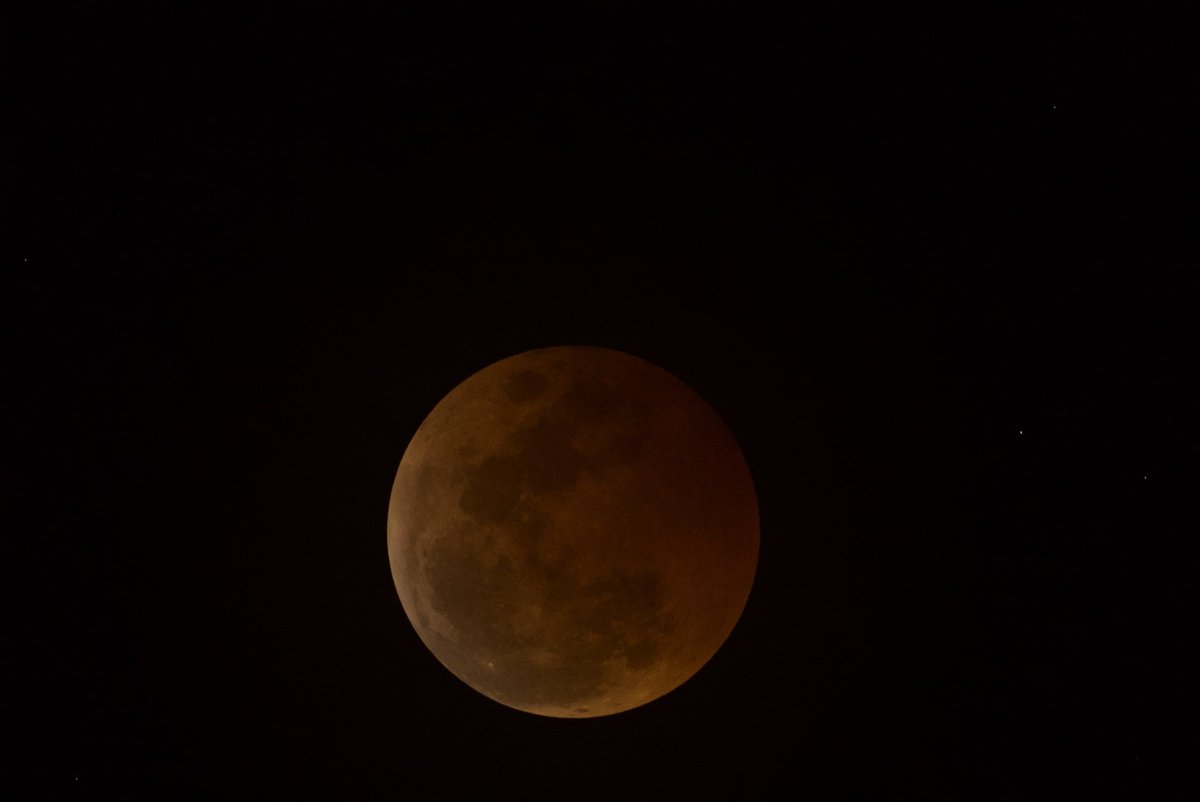 manusianlangit's tweet photo. Gerhana Bulan 2022. https://t.co/ToCgQjWDZg
