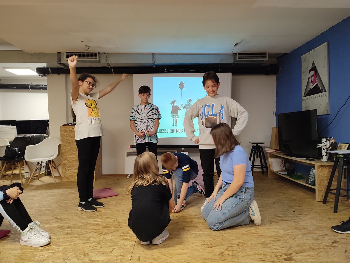 WCMsarajevo's tweet photo. 1/2 Class of 6th graders from Musa Ćazim Ćatić Primary School recently took part in WCM's Yesterday-Today-Tomorrow workshop, where they learned #ImageTheater techniques & reenacted important memories connected to different personal items, including those in WCM's collection. https://t.co/uIuUtEewVh