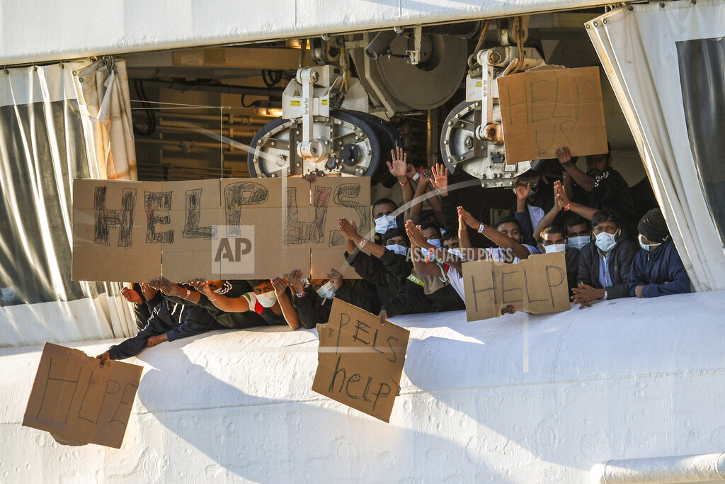 RescueMed's tweet photo. ⚠️ Mentre le Autorità continuano a impedire alle 35 e 215 persone a bordo di #Humanity1 e #GeoBarents di sbarcare, gli studenti di #Catania reagiscono.

Dalla banchina del porto cantano "Bella Ciao" mentre il liceo #Spedalieri viene occupato.

A bordo delle navi, invece...
1/2 https://t.co/gBAf7E5NV7