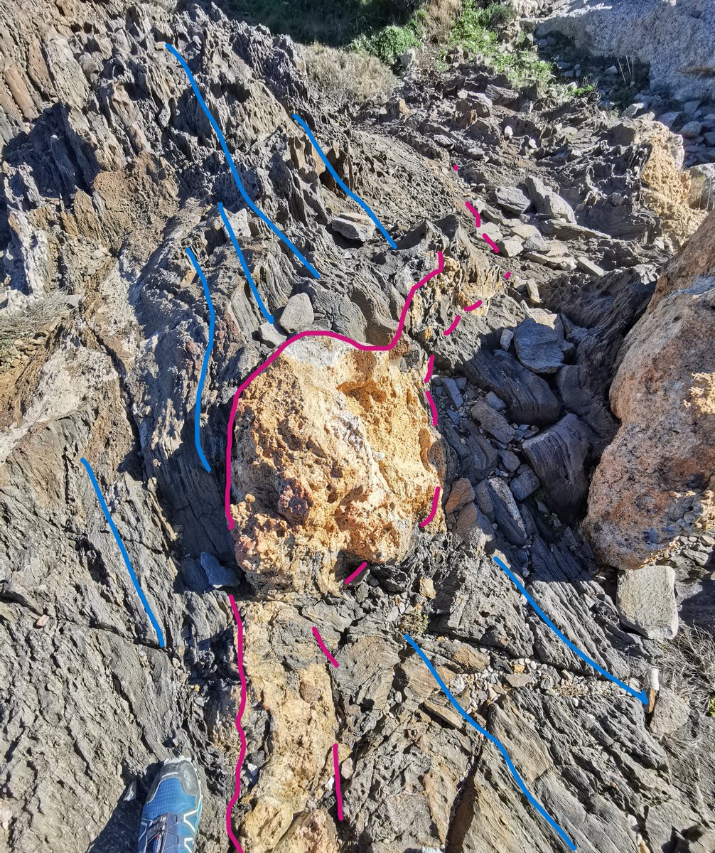 🧵Weekend trip to look at famous #pegmatite outcrops in Costa Brava, Spain. 

These pegmatites are no...