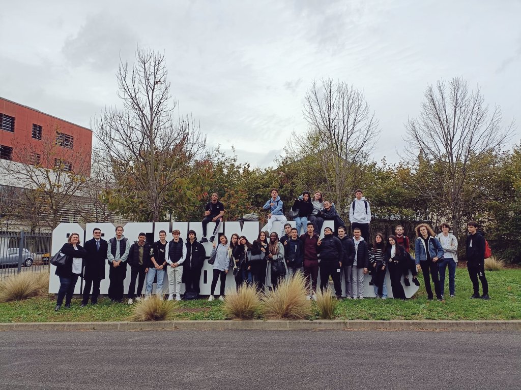 PorcherAncelle's tweet photo. Aujourd'hui, expédition avec les 🐤 et @JaminCapua aux @ArchivesnatFr, à la recherche des élèves, enseignants et personnels de l'Éducation nationale engagés dans la Résistance #2eGM #EMC #CNRD #histed https://t.co/KbsVfo8QNx