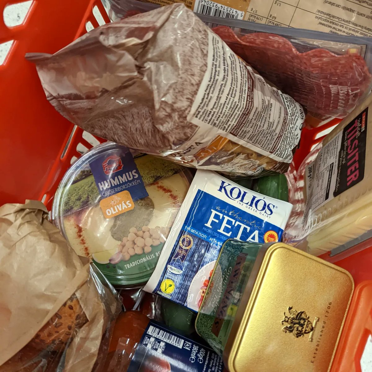 OfPecs's tweet photo. #studenttakeover Check out some of the prices for average items that a study abroad student might spend here in Hungary! 🍓🥦🍞 These are compiled from my most recent shopping trip here in Pécs. Pécs has many big-name grocery stores and a large mall where students shop! 
🪐Sophie https://t.co/5Q0JdjFmZd