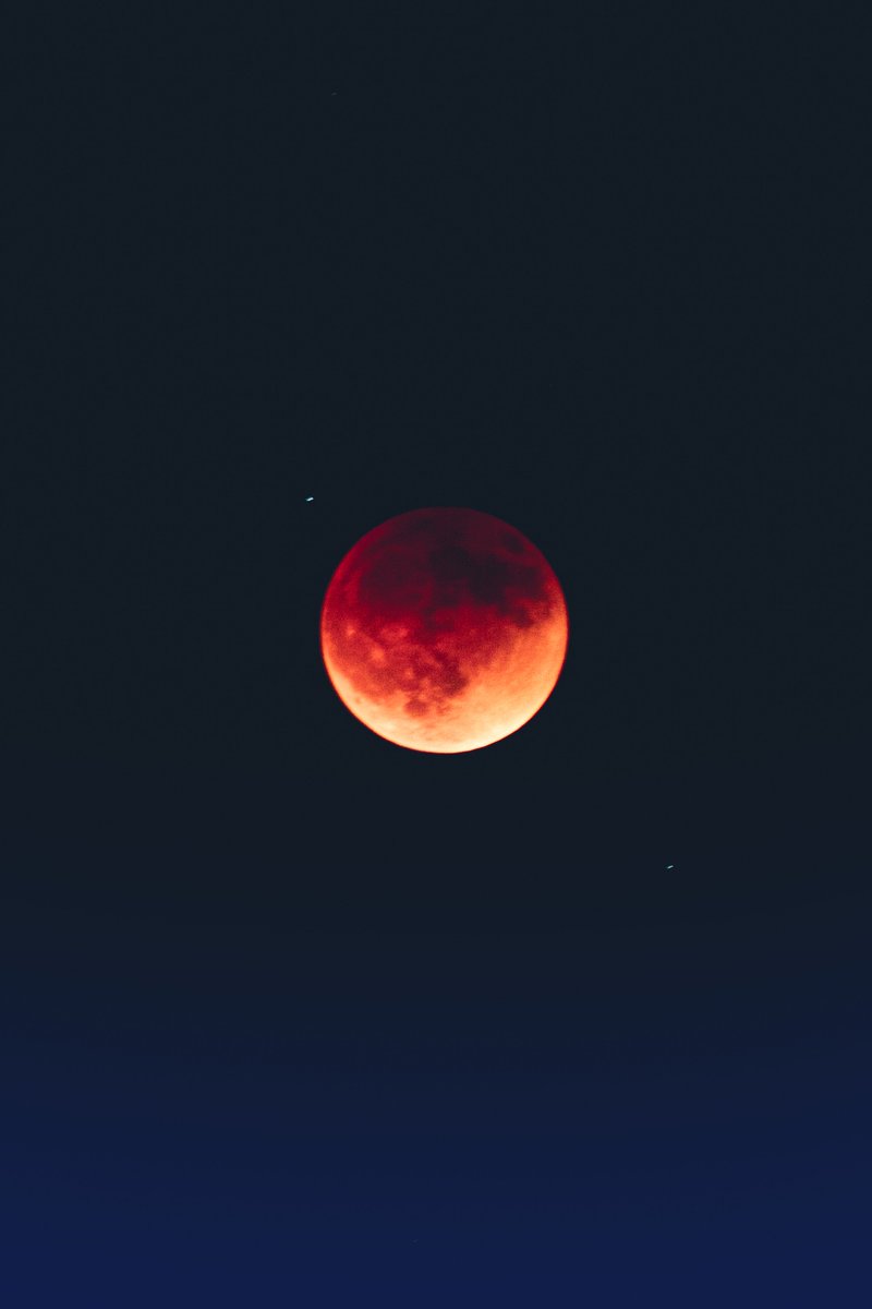 Yosnier_'s tweet photo. last night's total lunar eclipse; full moon in taurus https://t.co/vWSdc7qgFK