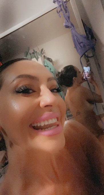 Good morning 💗  Be on cam soon https://t.co/fY8ywlz8gx