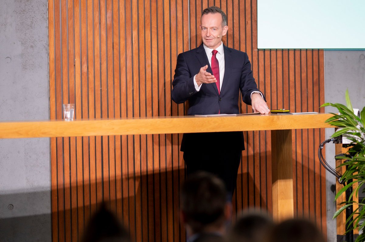 BMV's tweet photo. "Eine neue #Mobilitätskultur erreichen wir, indem wir Angebote machen, die attraktiv sind und überzeugen, die auf Anreize statt Verbote setzen, die teilhaben lassen und nicht ausschließen, die Wahlmöglichkeiten schaffen und Freiheiten garantieren", so @Wissing bei #NakoMo. https://t.co/w9seISCWpa