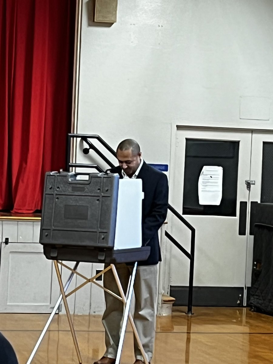RobForGovernor's tweet image. Incredible honor and experience to be joined by my family to vote on the Nov 8th ballot for Governor on row 1D with my running mate Stewart Chip Beckett. I had a couple interviews with @NBCConnecticut and @WTNH.
I encourage you to vote for change. #ctpolitics