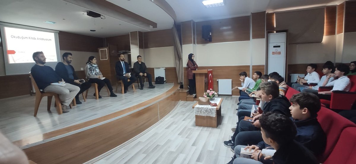 7. ve 8. Sınıf öğrencilerimiz ile "Okuduğum Kitabı Anlatıyorum" etkinliğinde bir araya gelerek okuduğumuz kitaplar ve kitap yazarları hakkında söyleşi gerçekleştirdik.📚
✔️Karşılıklı kitap ve yazar önerilerinde bulunduk. 

#çihookumasaaati #herevdebirkitaplıkolsun📚