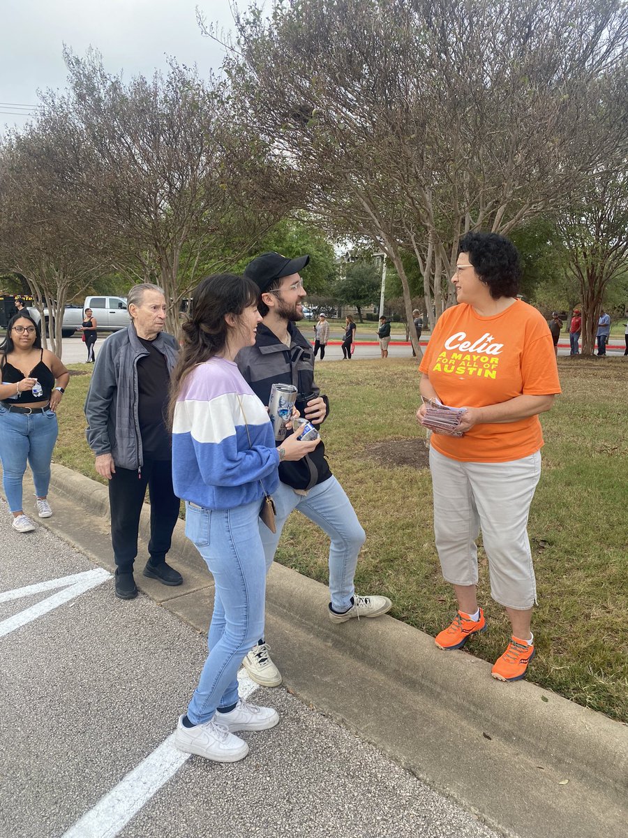 CeliaIsrael's tweet photo. 👋 Hi, Southpark Meadows!

🗳 Long lines here — lots of voters braving out the hours-long wait early this AM to make their voices heard.

⏳ Find live wait times for all 167 polling locations today at https://t.co/mGWjIrH94R if you’re tight on time! https://t.co/CQHyt0rp1u