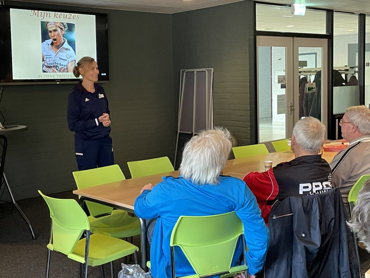 Een tafeltennis clinic met Bettine Vriesekoop vormde vandaag de aftrap van Old Stars bij TTV VIOS in Beltrum met 15 enthousiaste deelnemers.