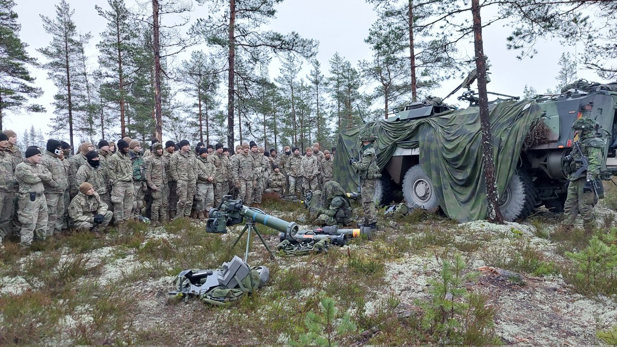 ValtonenVesa's tweet photo. Upskok Yli-Sipilä🇫🇮 #pstk #satjp esitteli pst-joukkueensa kalustoa #eurospike #nlaw ja taistelutapaa yhdysvaltalaisille 🇺🇸 sotilaille. 
Pian mennään taas, yhdessä! #hammer22 
@1stCavalryDiv
#together #porpr #maavoimat https://t.co/34rMlaJvS1