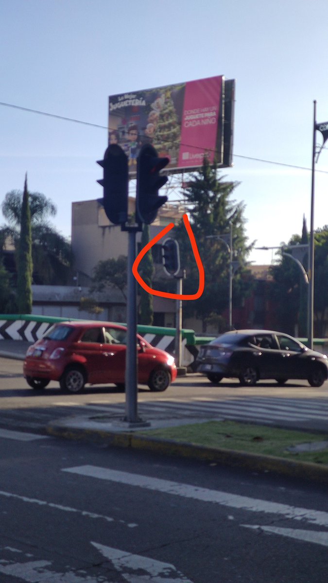 Yulz_22's tweet photo. @OVIALCDMX 
Quiero reportar este semáforo, no sirve el verde.
Mineria esquina viaducto.
CP 11800
Escandón I.
@AlcaldiaMHmx https://t.co/5E90jEfiyP