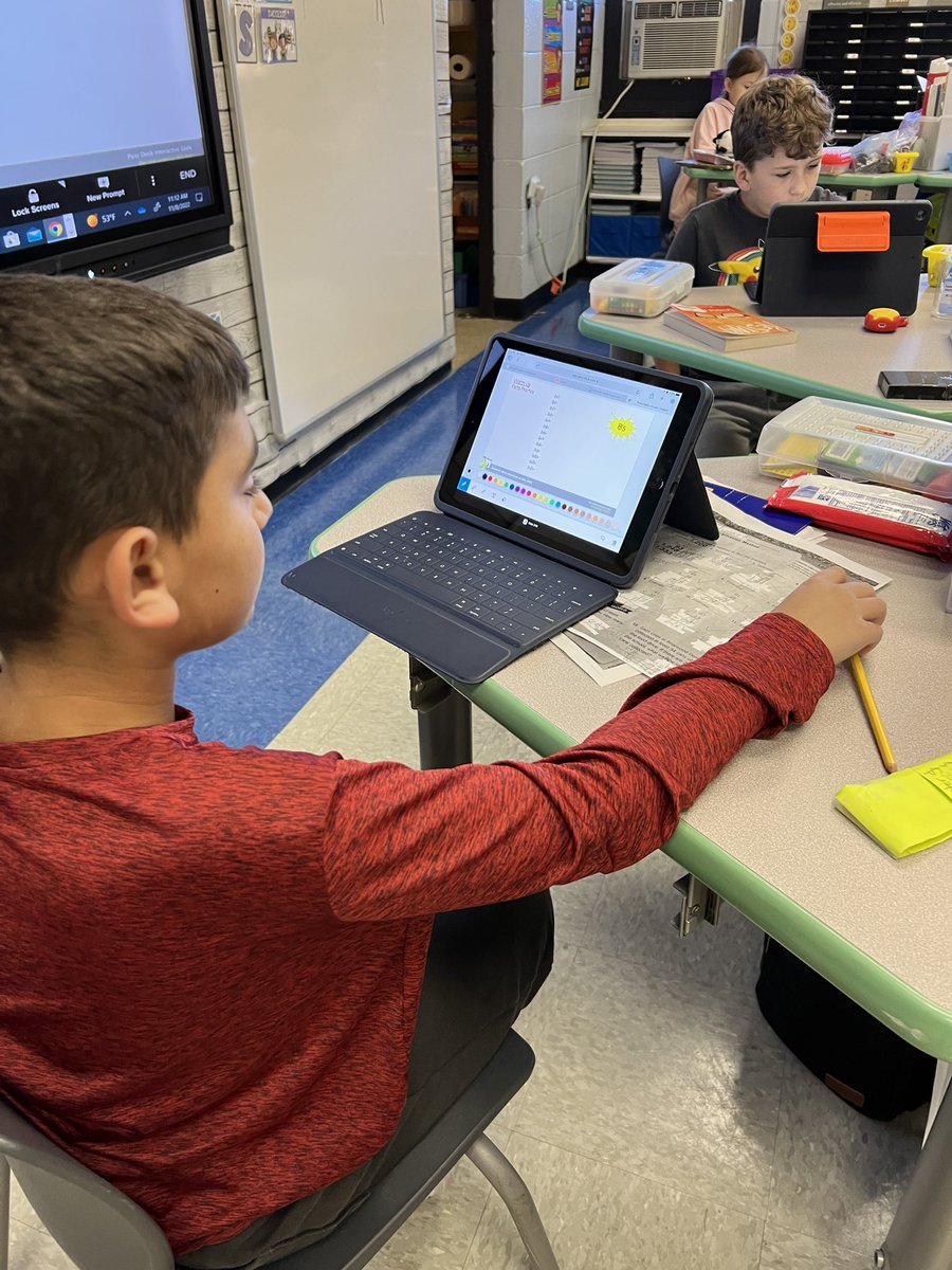 dmammolito's tweet photo. Who loves math? @_MrsMarin’s 4th graders do when they use @PearDeck! @FPBSchools @tdavids2 #fpbsdSHINES @JohnDekams @BridgetSteg https://t.co/3vyUmokLsu