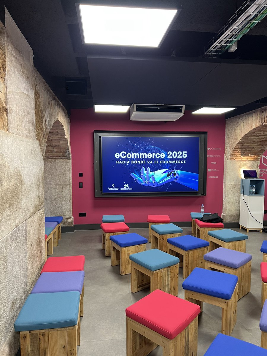 Ya tenemos todo preparado para retomar los #ecommbeersbcn en una hora en el <a href="/PayInnHub/">Payment Innovation Hub</a> junto a <a href="/abarretosalas/">Andres Barreto</a> de <a href="/Product_Hackers/">Product Hackers 🚀</a> y yo misma con <a href="/AddonPayments/">AddonPayments</a> además de los estupendos ponentes q tendremos hoy para hablar de cómo vemos el #ecommerce en 2025 😉🍻🛒🚀