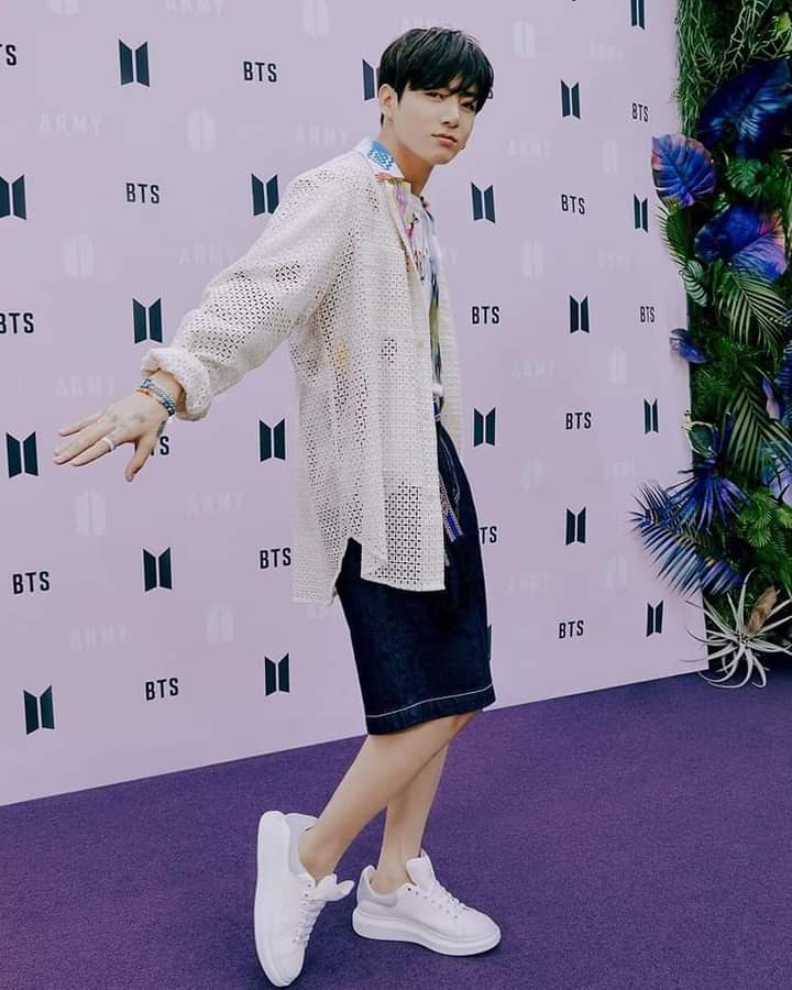 ntlnaJK97's tweet photo. I choose #LeftandRigth for music Video of the year #TheMusicVideo at #PCAs BORAHAE 💜💜💜💜💜💜💜 @BTS_twt https://t.co/Cm4AHD57vh