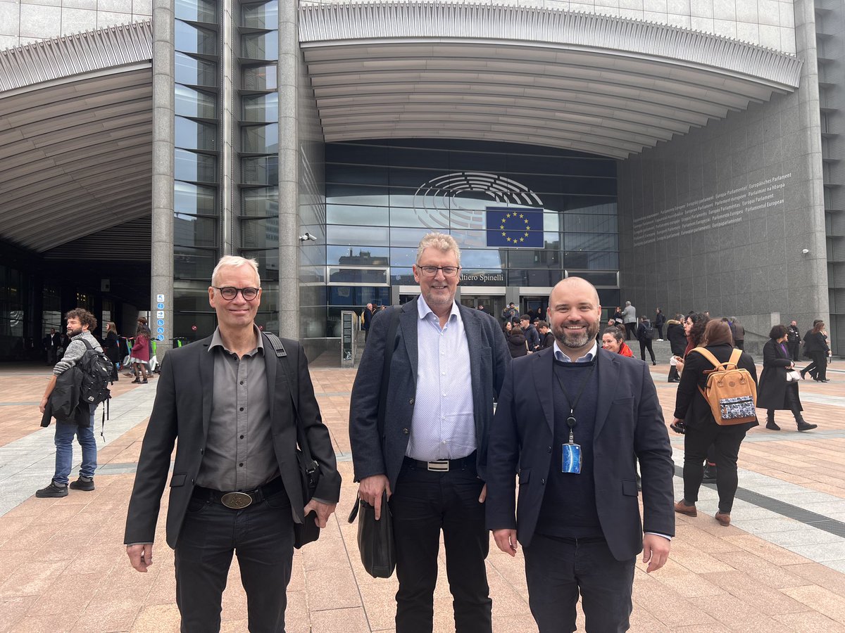 nvillumsen's tweet photo. Tusind tak for en god snak i dag i Bruxelles til @ClausElling og Palle Bisgaard fra Byggegruppen i @3F_Fagforening om bl.a. kampen mod den dødbringende #asbest og social dumping!💪🏼✊🏻🚩
#eudk #arbejde #dkpol https://t.co/2xowM0fyTL