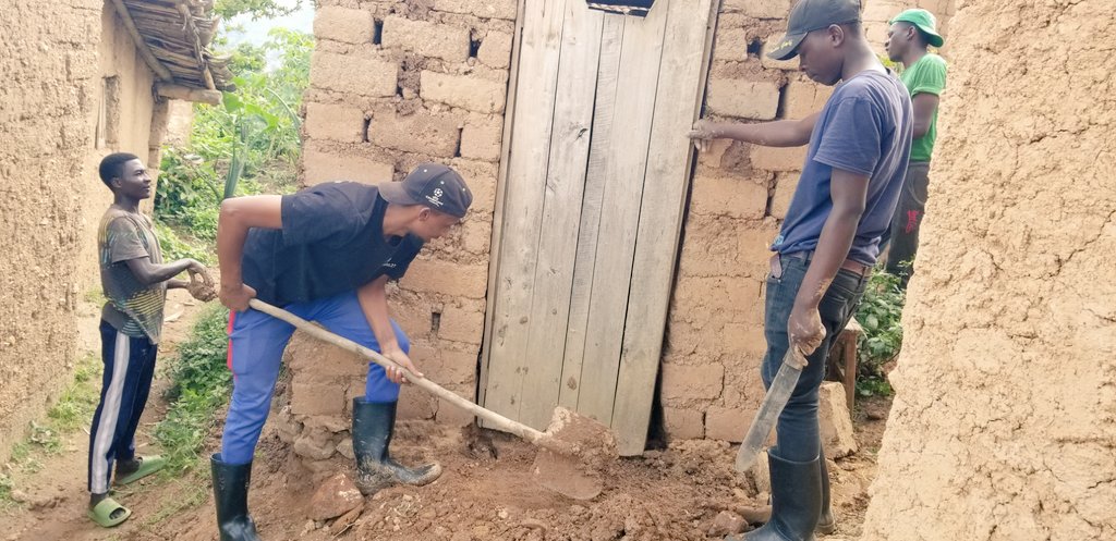NYUNDO_SECTOR's tweet photo. None kuwa 08/11/2022 @NycNyundo bubakiye #Ubwiherero  umubyeyi  #Nyirabunuma Felecite utuye muri #Terimbere cell uri mubatishoboye  #Cat1. #imihigoirakomeje, #twegereumuturage,#Duceingando. @RubavuDistrict ,@kambogo1 ,@HabitegekoFran1 ,@RwandaLocalGov https://t.co/NrU8chIQLD