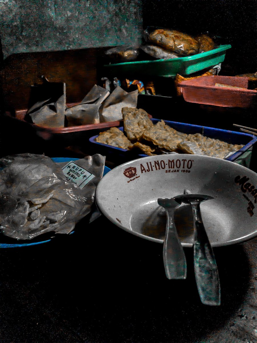 Menepi sebentar di wedangan untuk makan dan mendengar keluh kesah dan cerita orang-orang tentang kehidupan, Alhamdulillah saya masih diberikan kehidupan yang berkecukupan dan bahagia 🤲🏽 semoga menjadi hidayah agar selalu bersyukur.